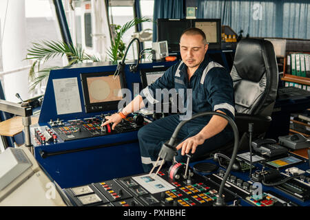 Marine nautischer Offizier ist manövrieren Schiff Stockfoto