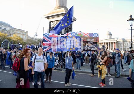 Blick auf die Menschenmenge versammelt am Trafalgar Square London während der Völker im März in London, 20. Oktober 2018 Abstimmung Stockfoto