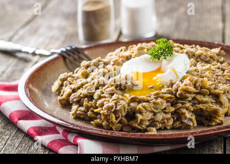 Die gekochten Linsen und Ei auf der Platte. Stockfoto