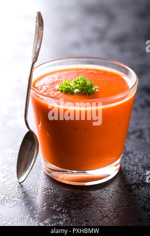 Kalte Gazpacho Suppe im Glas. Stockfoto
