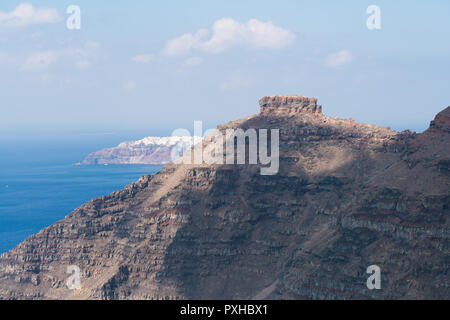 Bild der Insel Santorini und die skaros Felsen. Stockfoto