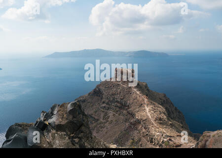 Bild der Insel Santorini und die skaros Felsen. Stockfoto