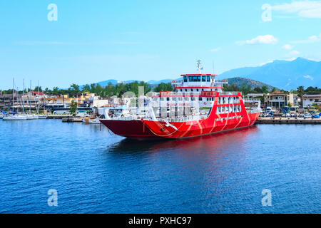 Keramoti, Griechenland - 5. Mai 2018: Keramoti Hafen und die Stadt mit der Fähre nach Thassos Insel Stockfoto