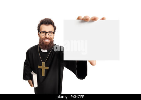 Junge Priester, die eine leere Karte auf weißem Hintergrund Stockfoto