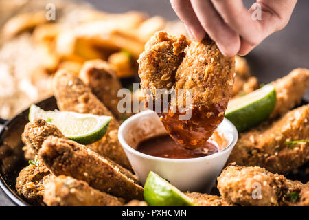 Close-up Hand Fried Chicken Wing mit Chilisauce. Stockfoto