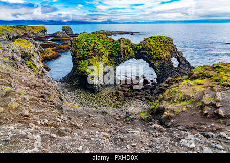 Blick auf Gatklettur Arch Felsen an der Küste des Atlantik in Arnarstapi Dorf in Island Stockfoto