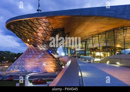 Blick in die BMW-Welt und BMW-Hauptverwaltung "Vierzylinder", München, Bayern, Deutschland, Europa, an der BMW Welt und Sitz "BMW 4-c Stockfoto