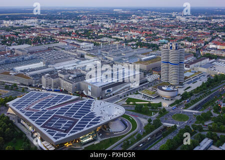 Blick in die BMW-Welt und BMW-Hauptverwaltung "Vierzylinder", München, Bayern, Deutschland, Europa, an der BMW Welt und Sitz "BMW 4-c Stockfoto