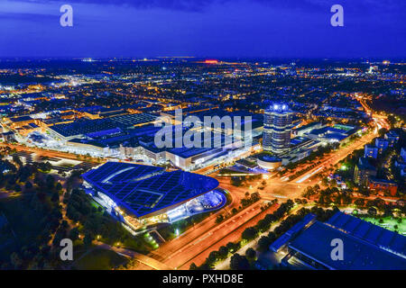 Blick in die BMW-Welt und BMW-Hauptverwaltung "Vierzylinder", München, Bayern, Deutschland, Europa, an der BMW Welt und Sitz "BMW 4-c Stockfoto