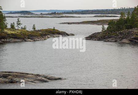 Lake Ladoga Schären, Karelien, Russland Stein Inseln Herbst Landschaft Stockfoto