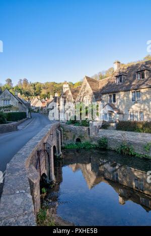 Ferienhäuser in Castle Combe im Herbst. Castle Combe, Chippenham, Wiltshire, England Stockfoto