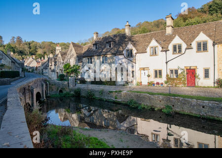 Ferienhäuser in Castle Combe im Herbst. Castle Combe, Chippenham, Wiltshire, England Stockfoto