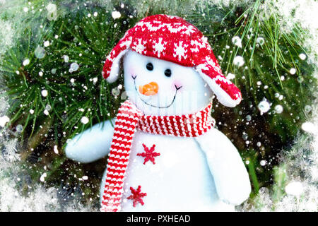Fröhliche und lustige Schneemann in eine Rote Mütze und Schal am Weihnachtsbaum Hintergrund Stockfoto