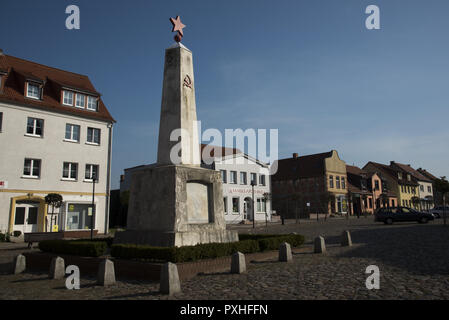 1950 ein Kriegerdenkmal erinnert sich 16 getötet Sowjetunion Soldaten in Richtenberg einer kleinen Stadt im Nordosten Deutschlands errichtet. Stockfoto