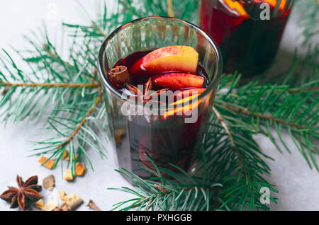 Glühwein in Gläser, heißes Getränk mit Orange, Apple und Gewürze, Winter Trinken Stockfoto