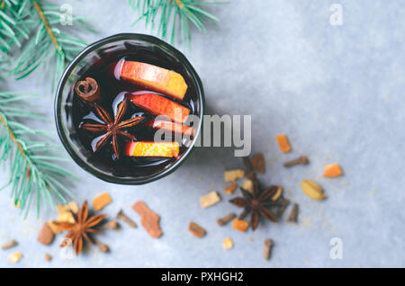 Glühwein in Gläser, heißes Getränk mit Orange, Apple und Gewürze, Winter Trinken Stockfoto