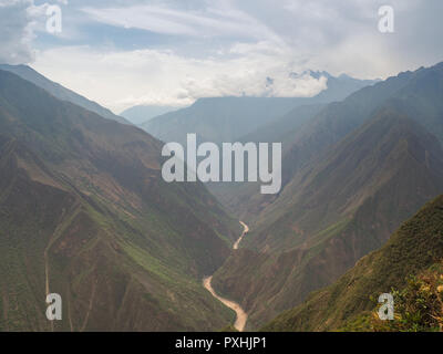 Mit Blick auf das Tal in der peruanischen Anden von Choquequirao, Peru Stockfoto