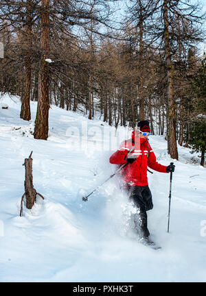 Italien Valle d'Aosta - Val di Rhemes-Gehen mit den Schneeschuhen in der reichlich Neuschnee und aus der ausgetretenen Pfade, können sie ein Gefühl der Freiheit und Leichtigkeit in der Schiebetür schnell auf dem Schnee. Stockfoto