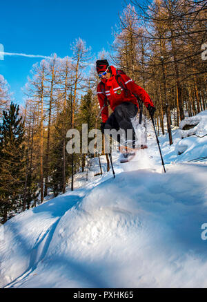 Italien Valle d'Aosta - Val di Rhemes-Gehen mit den Schneeschuhen in der reichlich Neuschnee und aus der ausgetretenen Pfade, können sie ein Gefühl der Freiheit und Leichtigkeit in der Schiebetür schnell auf dem Schnee. Stockfoto