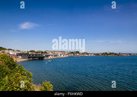 Larvik Stadtbild mit Batteristranda öffentlichen Strand und Naherholungsgebiet auf der Linken, Vestfold County, Norwegen Stockfoto