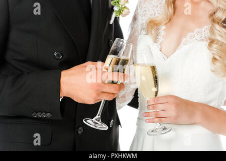 7/8 Schuß von Braut und Bräutigam klirren Gläser Champagner isoliert auf weißem Stockfoto