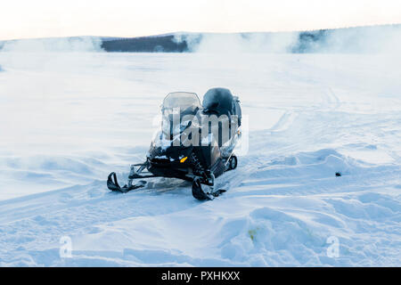 Ein schneemobil in verschneiter Landschaft in Finnland Stockfoto