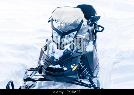 Ein schneemobil in verschneiter Landschaft in Finnland Stockfoto