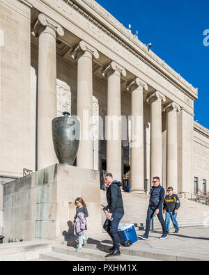 Menschen zu Fuß außerhalb des Nelson-Atkins Museum der Kunst Stockfoto