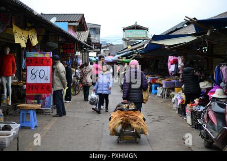 Zhongyi Markt Shichang, in Lijiang Altstadt, traditionellen chinesischen Markt, Yunnan, China Stockfoto