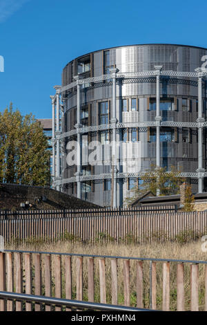 Iconic denkmalgeschützte Gasspeicher für Gehäuse in King's Cross in London verwendet. Einer der Türme ist in Gasspeicher Park umgewandelt worden. Stockfoto