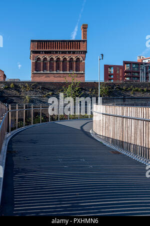 St. Pancras viktorianischen Wasserturm in Kings Cross St Pancras/von der neuen Somers Town Bridge über camley Street Natural Park gesehen. Stockfoto