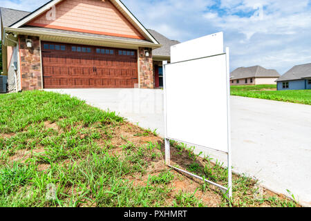Horizontat Schuss ein leeres Zeichen vor einem Haus, das zum Verkauf steht. Stockfoto