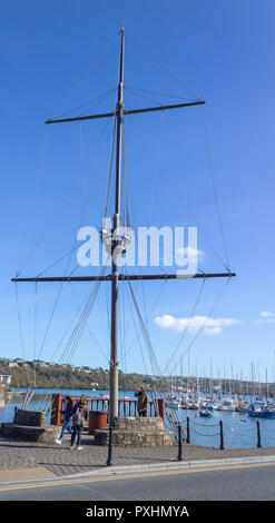 Mainmast oder hauptmast Replika des 400 Jahre alten Mast in Kinsale harbor West Cork Irland Stockfoto