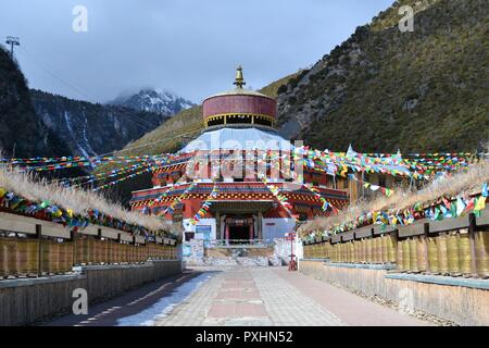 Bunte buddhistischen Fahnen auf Shika Schnee Berge im Shangri La, Zhongdian, Xianggelila, Yunnan, China. Stockfoto