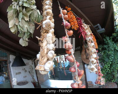 Knoblauch hängt am Seil im Freien unter der Sonne getrocknet Stockfoto