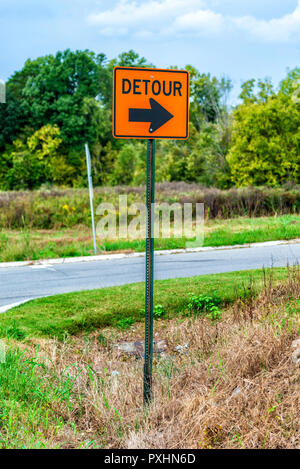 Vertikale Nahaufnahme einer Umleitung Schild an der Ecke einer Straße. Stockfoto