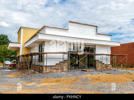 Horizontale Schuß von Fast Food Restaurant im Bau. Leicht abgewinkelt. Alle sichtbaren Markierungen und Zeichen wurden entfernt. Stockfoto