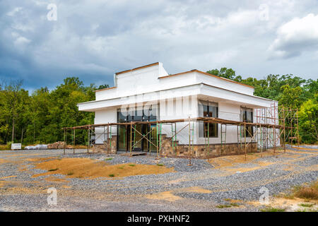 Horizontale Schuß an einem Winkel von Fast Food Restaurant im Bau. Alle sichtbaren Markierungen und Zeichen wurden entfernt. Stockfoto