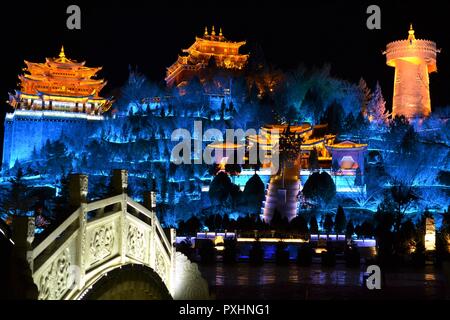 Holz- Altstadt von Shangri La in der Nacht mit bunten Lichtern, Xianggelila, zhongdian, der Provinz Yunnan, in der Nähe von Tibet, China Stockfoto