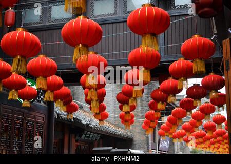 Rot traditionelle chinesische Laternen in der wunderschönen Altstadt von Chengdu, Sichuan, China Stockfoto