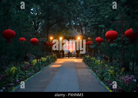 Rote Lampions in der Dämmerung im Park an der wunderschönen Altstadt von Chengdu, Sichuan, China Stockfoto