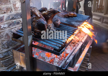 Große Teilstücke von Rindfleisch über Holzkohle Flammen am Dartmouth Food Festival in Devon gekocht Stockfoto