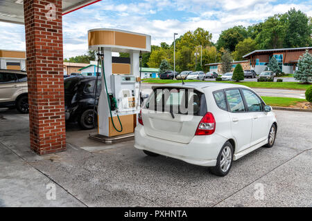 Horizontale Schuß eines generischen Compact Car Buying Benzin bei einer generischen Convenience Store. Alle sichtbaren Markierungen und Zeichen wurden entfernt. Stockfoto