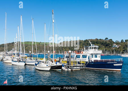 Boote auf dem Dartmouth Mündung des River Dart in Dartmouth, Devon im Herbst Sonnenschein Stockfoto