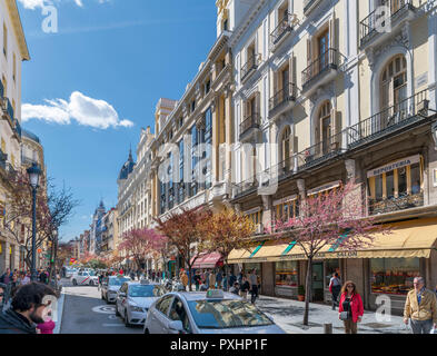Die Geschäfte in der Calle Mayor im Zentrum der Stadt, Madrid, Spanien Stockfoto