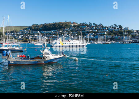 Boote auf dem Dartmouth Mündung des River Dart in Dartmouth, Devon im Herbst Sonnenschein mit Kingswear in der Ferne Stockfoto