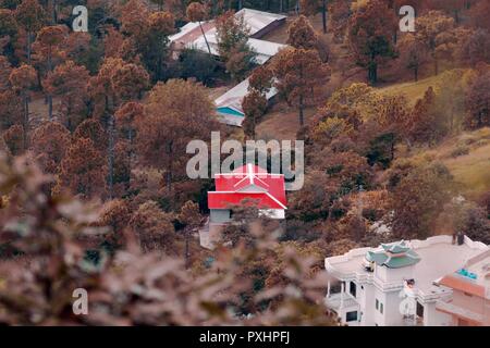 Luftaufnahme von einem roten Hütte im Wald in der Nähe von Kaschmir Stockfoto