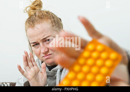 Kranke Frau wehrt sich von Drogen Stockfoto