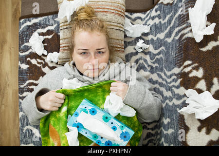 Krank und müde Frau liegend auf Bett, Nahaufnahme Stockfoto