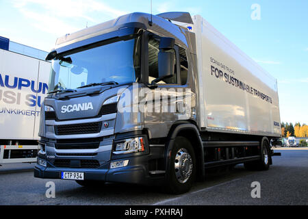 Lieto, Finnland - 19. Oktober 2018: Scania CNG/CGB Gas Powered P280 Lieferwagen auf Hof geparkt auf Scania Urban Tour 2018 Turku. Stockfoto